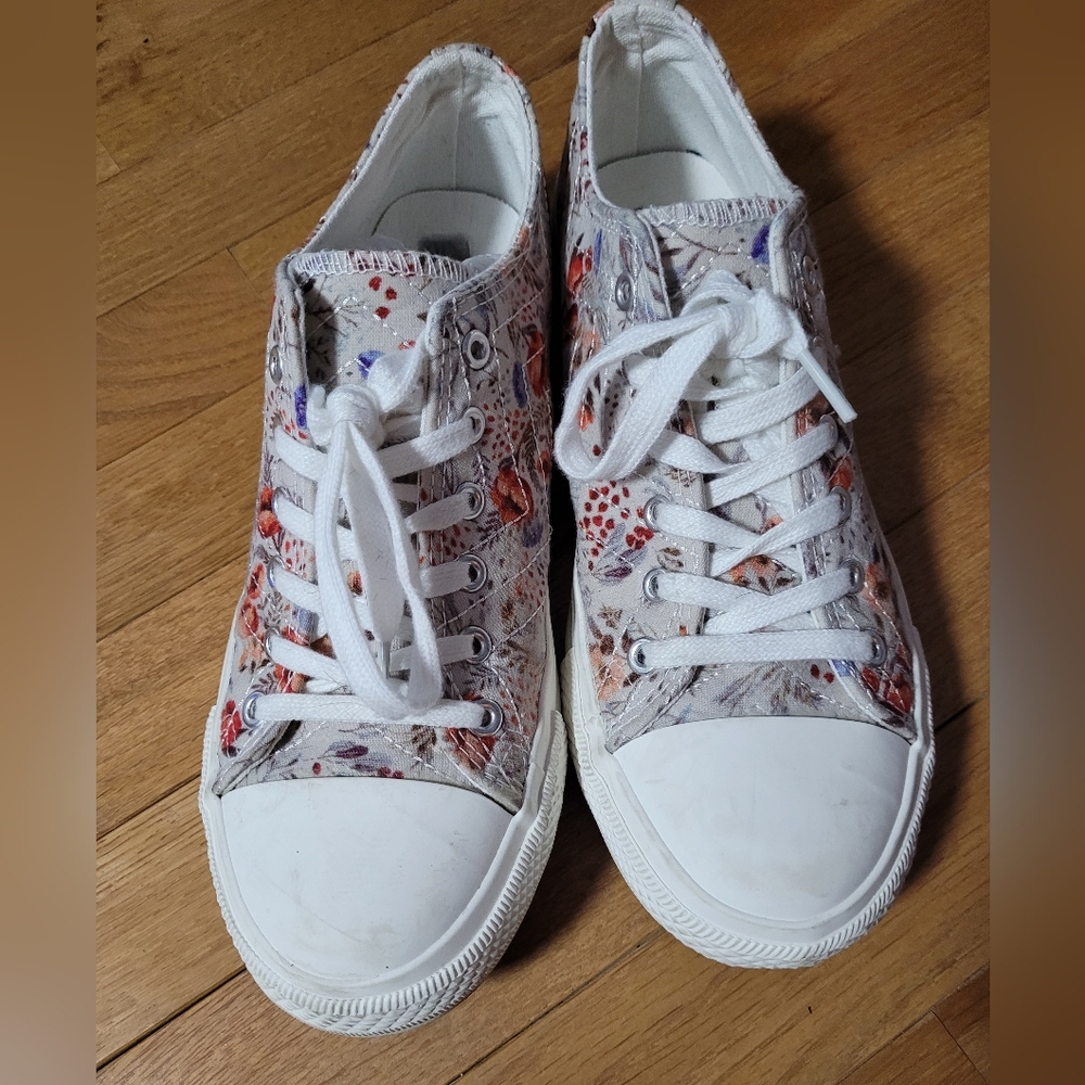 Olivia & Kate Sarabeth Quilted Floral Sneaker Size 9